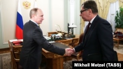 Президент России Владимир Путин (слева) и российский олигарх, председатель совета директоров «Альфа-банка» Петр Авен, 12 февраля 2014 года