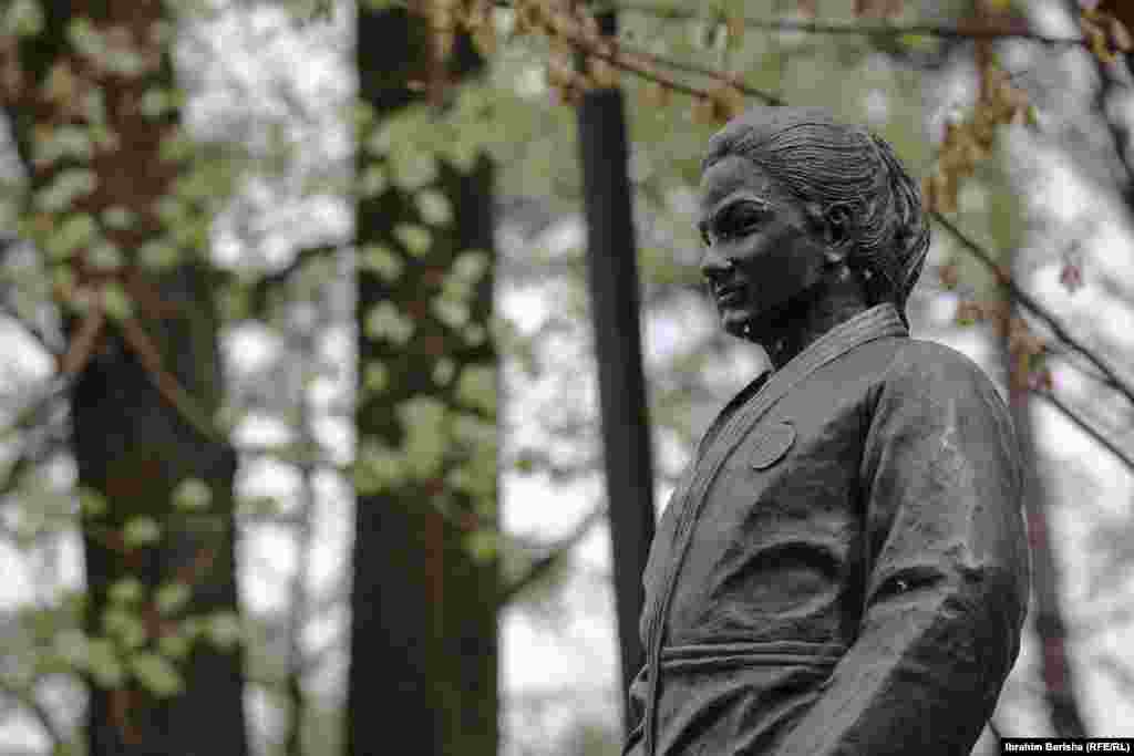 Godine 2020. statua kosovske osvajačice zlatne olimpijske medalje, džudistice Majljinde Keljmendi, postavljena je u gradskom parku u Peći.