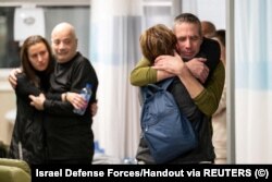 دیدار دو گروگان آزادشده اسرائیلی، فرناندو مارمان و لوئیس هار با افراد خانواده