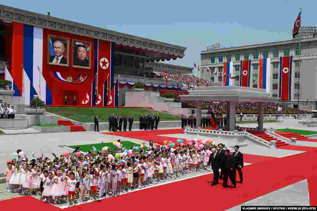 Președintele rus, Vladimir Putin, a fost primit cu fast la Phenian, de către liderul nord-coreean, Kim Jong Un, pe 19 iunie 2024. Putin a mers în Coreea de Nord într-o vizită de stat - ultima lui vizită în statul comunist a fost acum 24 de ani, în 2000, la scurt timp după ce a devenit președinte.