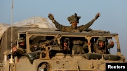 Izraeli katonák a Gázai övezetből kivonulva 2023. november 24-én
