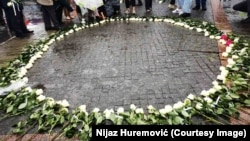 Prijedor je grad u RS-u u kome su tokom rata 90-ih godina srpske snage počinile brojne zločine nad Bošnjacima i Hrvatima. Na fotografiji obeležavanje Dana bijelih traka. Na glavnom gradskom trgu položene su ruže sa imenima 102 ubijene dece koja još nemaju podignut spomenik 