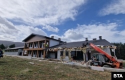  В ход е събарянето на противозаконните здания на компанията на Вълка на територията на ловното стопанство „ Искър “, 2 април 2024 година 