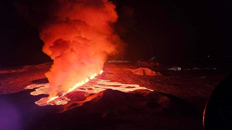 В Исландии произошло извержение вулкана на полуострове Рейкьянес