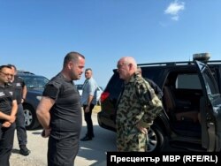 Служебният вътрешен министър Калин Стоянов и служебният премиер Димитър Главчев инспектираха района на пожара около Беклемето, 20 юли 2024 г.