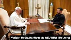 Volodimir Zelenski a fost primit sâmbătă după-amiază la Vatican de către Papa Francisc, fiind prima întâlnire directă după 2020. Anterior s-a întâlnit cu președintele și cu premierul Italiei.