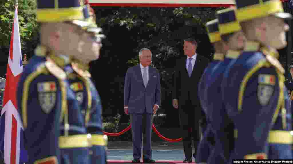 Regele Charles a primit salutul Gărzii de onoare şi a salutat în română: &bdquo;Bună ziua!&rdquo;