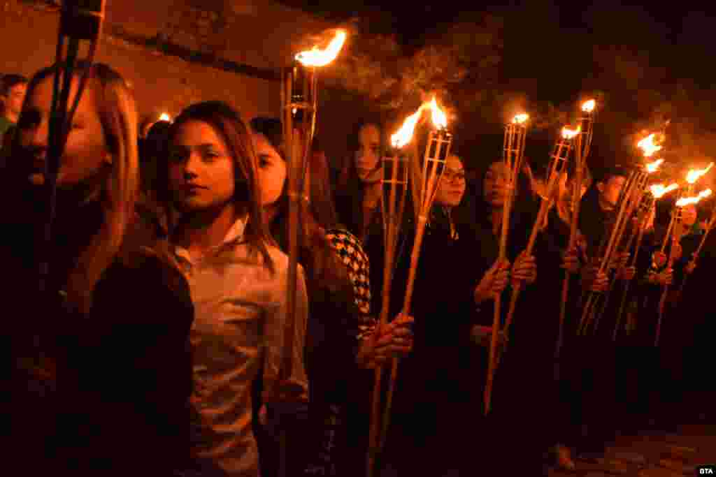 Осемдесет факли запалиха ученици от Разлог пред Кипревата къща в града, за да почетат паметта на Васил Левски. В този дом през лятото на 1869 г. Левски основава революционен комитет от дванадесет души.&nbsp;