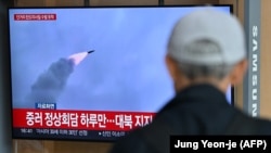 Пхеньян зымыран ұшырғаны туралы видеоны Оңтүстік Кореяда көрсетіп жатыр. 27 мамыр, 2024 жыл.