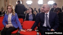 Cătălin Cîrstoiu, candidatul PSD-PNL la Primăria Capitalei, și fostul primar Gabriela Firea, la conferința de presă la care Coaliția și-a anunțat intențiile.