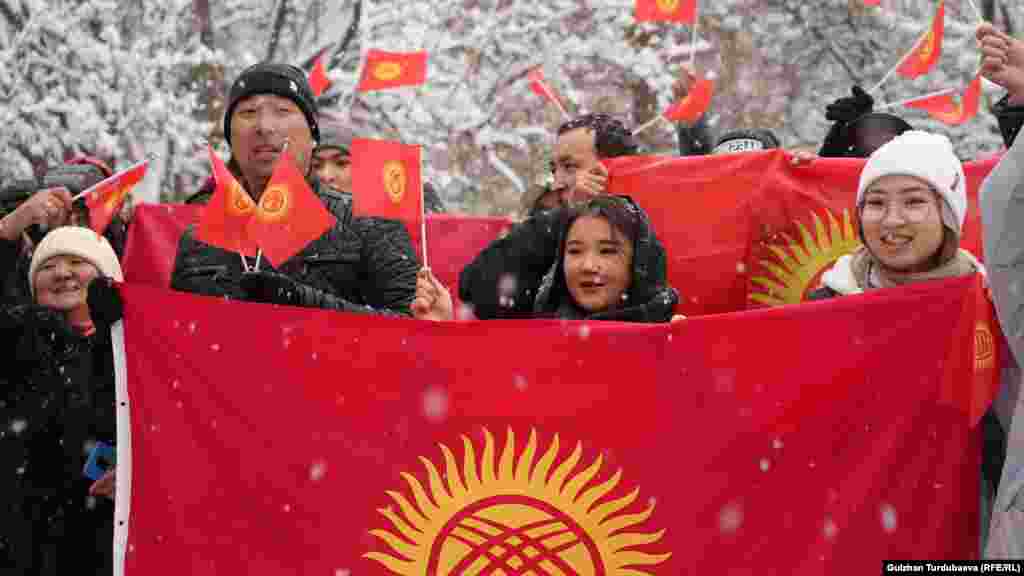 Митинг тынч өттү, тартип бузуу байкалган жок. Милицияга чогулгандарга көз салып турду.&nbsp;