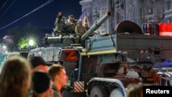 Mercenarii Wagner se retrag de la sediul central al Districtului Militar Sud pentru a se întoarce la bază, în orașul Rostov-pe-Don, Rusia, 24 iunie