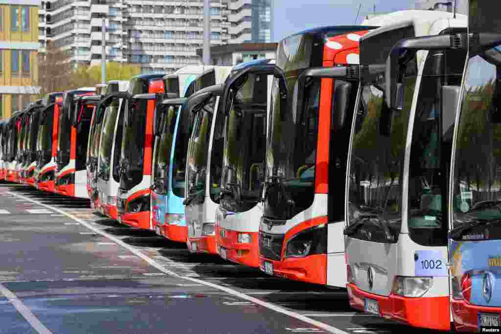 Parkirani autobusi u Bonnu. Protesti su dio rastućih socijalnih tenzija u Njemačkoj u kojoj se od početka godine organiziraju sve brojniji štrajkovi u školama, bolnicama, pošti.