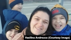 Vasilina Andreuca și cei trei copii, s-au refugiat la Arad în martie 2024. Femeia lucrează acum la o fabrică de cablaje auto, iar copiii sunt merg la școală. Deși îndeplinesc toate criteriile, nu au primit de șapte luni banii pentru chirie și hrană