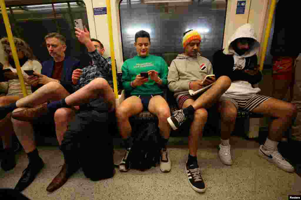 Ljudi putuju londonskom podzemnom željeznicom tokom dana "Vožnje bez pantalona", Velika Britanija,&nbsp;7. januara.