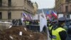 Чеські фермери висипали гній перед будівлею уряду в Празі. 7 березня 2024 року
