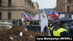 Чеські фермери висипали гній перед будівлею уряду в Празі. 7 березня 2024 року