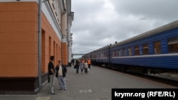 Поезд «Симферополь – Минск» на станции Бобруйск. Беларусь, май 2013 года
