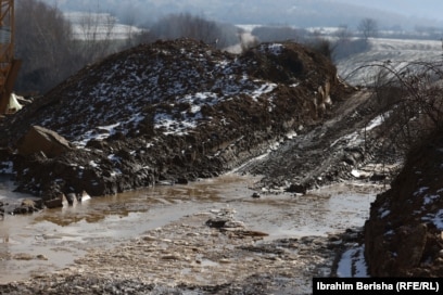 &ldquo;Problemet që kanë dalë gjatë rrugës kanë ndikuar që projekti të mos finalizohet në vitin 2023, ashtu siç kemi premtuar. Gjithsesi, ne mbetemi optimistë që autostrada deri në Bresalc të Gjilanit, do të finalizohet gjatë këtij viti&rdquo;, thanë në MMPHI.
