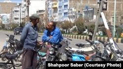 دو کارگر روز مزد در شهر هرات در انتظار اند تا اگر کاری پیدا شود انجام دهند