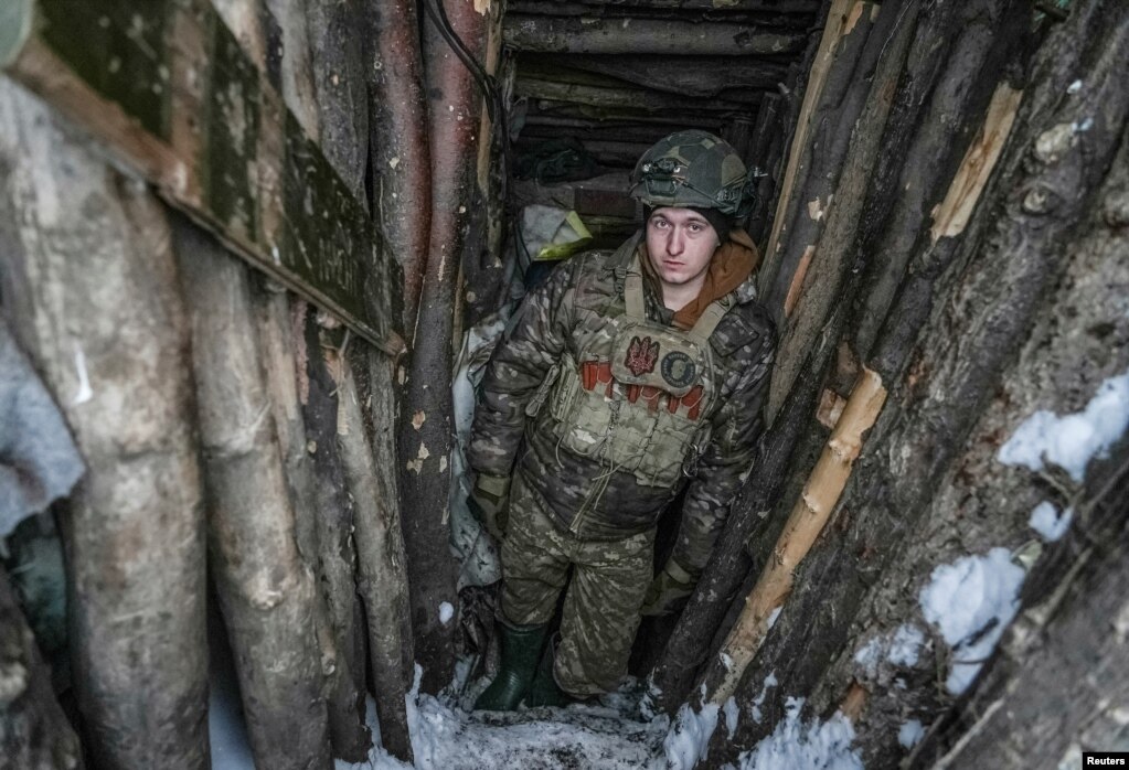 Një ushtarak ukrainas i brigadës së 92-të me shenjën e thirrjes "Myron", shihet brenda një strehe të improvizuar afër Bahmutit më 10 janar 2024.