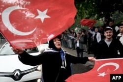 Сторонники президента Турции Реджепа Тайипа Эрдогана празднуют победу. Стамбул, 28 мая 2023 года.