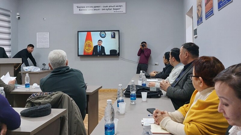 Бишкек: Тарыхчылар ийри отуруп, түз кеңешти
