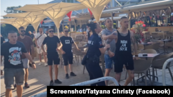 Група млади мъже нападна хора, дошли да гледат филма "Близо" във Варна. Снимка: Скрийншот от видео на Татяна Кристи