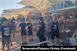 Група млади мъже нападна хора, дошли да гледат филма "Близо" във Варна. Снимка: Скрийншот от видео на Татяна Кристи