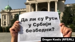 Parola "Da li su Rusi u Srbiji bezbedni?" na protestu podrške Peteru Nikitinu, 13. jul 2023.