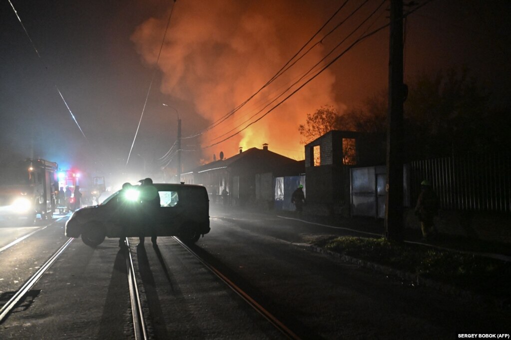 Shpëtimtarët dhe zjarrfikësit ukrainas shihen në vendin ku ndodhi një sulm rus me dron gjatë natës së 3 nëntorit në Harkiv.
