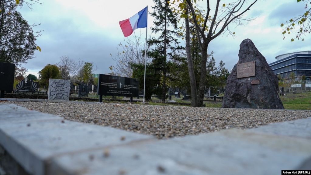 Një pamje e memorialit të ushtarëve të rënë francezë në varrezat ortodokse serbe në Prishtinë, 11 nëntor 2023.