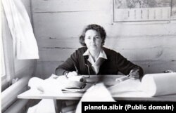 Ирма Геккер Худякова Шиберде геологдор тобунда чийүүчү катары иштеп жаткан кези. 1960-жылдар.