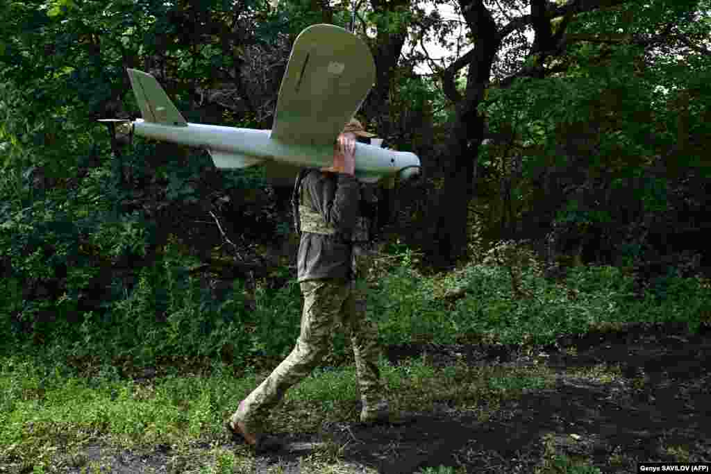 2021-ben állították hadrendbe és széles körben használják az ukrajnai orosz invázió óta. Bázisként szolgál a RAM II öngyilkos drón számára.&nbsp;A felderítést szolgáló pilóta nélküli légi jármű lövedékkel kamikaze-, más néven öngyilkos drónná alakítható. Ennek a típusú fegyvernek az az előnye, hogy egy ideig képes passzívan várakozni a célterület körül, és csak akkor támad, ha megtalálta a célpontot