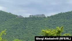 Гатэльны комплекс Kvareli Lake Resort, дзе імаверна знаходзіцца дачка Лаўрова