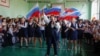 Rusiyanın nəzarətində olan Donetskdəki liseydə yeni dərs ilinin başlanması ilə bağlı mərasim.