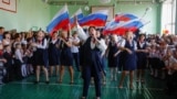 Rusiyanın nəzarətində olan Donetskdəki liseydə yeni dərs ilinin başlanması ilə bağlı mərasim.