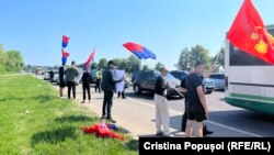 Un grup de cetățeni protestează față de organizarea Adunării „Moldova Europeană” la intrarea în orașul Chișinău, pe strada Calea Orheiului