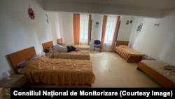 După ce inspectorii Consiliului Național de Monitorizare au găsit condiții insalubre la centrul Colibri din Neamț, aspectul s-a schimbat de la o zi la alta.