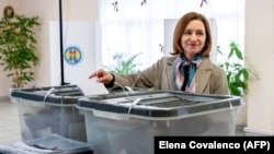 Президент Молдовы Майя Санду голосует на местных выборах в Кишиневе
