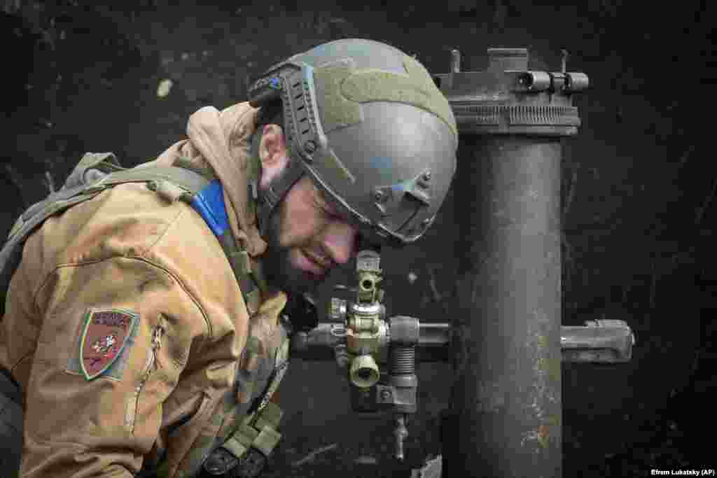 Солдат прицеливается перед стрельбой из 122-миллиметрового миномёта. Главнокомандующий ВСУ Александр Сырский во время визита на восточный фронт объявил о кадровых перестановках в ряде боевых бригад &nbsp;