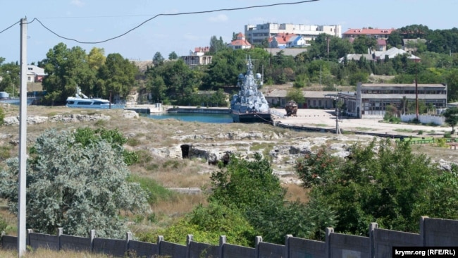 Російська військова частина в Карантинній бухті Севастополя, на передньому плані склепи в скелі. Архівне фото