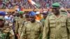Članovi vojnog vijeća koje je izvelo puč u Nigeru na skupu pristalica na stadionu, Nijamej, 6. avgust