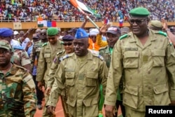 Члены военного совета, устроившие переворот в Нигере, на митинге на стадионе в Ниамее 6 августа.