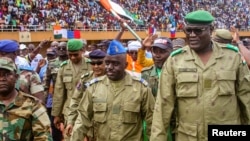 Članovi vojnog vijeća koje je izvelo puč u Nigeru na skupu pristalica na stadionu, Nijamej, 6. avgust