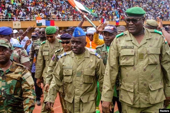 Anëtarët e këshillit ushtarak që bënë grusht shtet në Niger, marrin pjesë në një tubim në stadiumin e Niamey, më 6 gusht 2023.