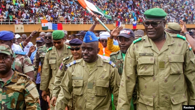 Членове на военния съвет, който извърши преврат в Нигер, присъстват на митинг на стадион в Ниамей на 6 август.