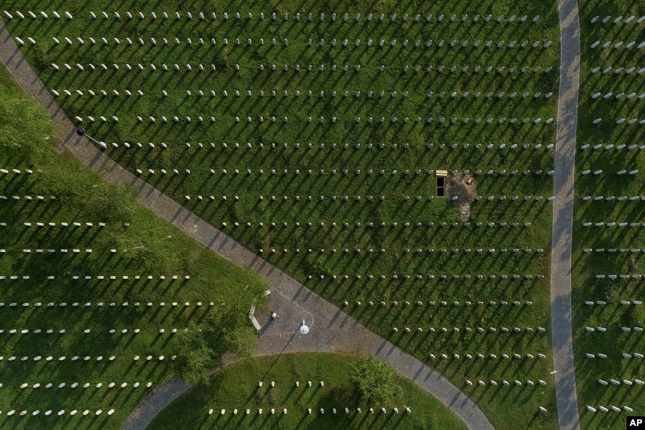 Mezarje u Potočarima u kojemu su ukopane žrtve genocida u Srebrenici, 2023.