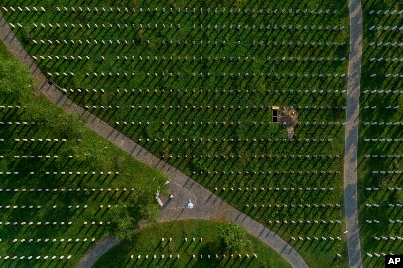 Varrezat në Potoçari ku janë varrosur viktimat e gjenocidit në Srebrenicë.