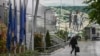 Një burrë kalon pranë ndërtesësë së Qeverisë së Kosovës, prill 2024.